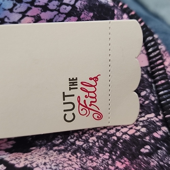 SHORTS CUT THE FRILLS WOMAN'S ATHLETIC SHORTS. - Picture 6 of 6